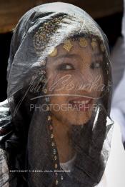 Image du Maroc Professionnelle de  La mariée est assise devant une tente durant la célébration de son mariage au moussem de Tan Tan, qui est organisé dans un site désertique sur lequel la ville de Tan Tan a toujours accueilli la majorité des tribus et des grandes familles nomades du désert lors d'un grand moussem, Samedi 24 Mars 2012. (Photo / Abdeljalil Bounhar)
